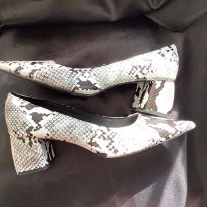 EUC Zara black white‎ snakeskin  print black heels